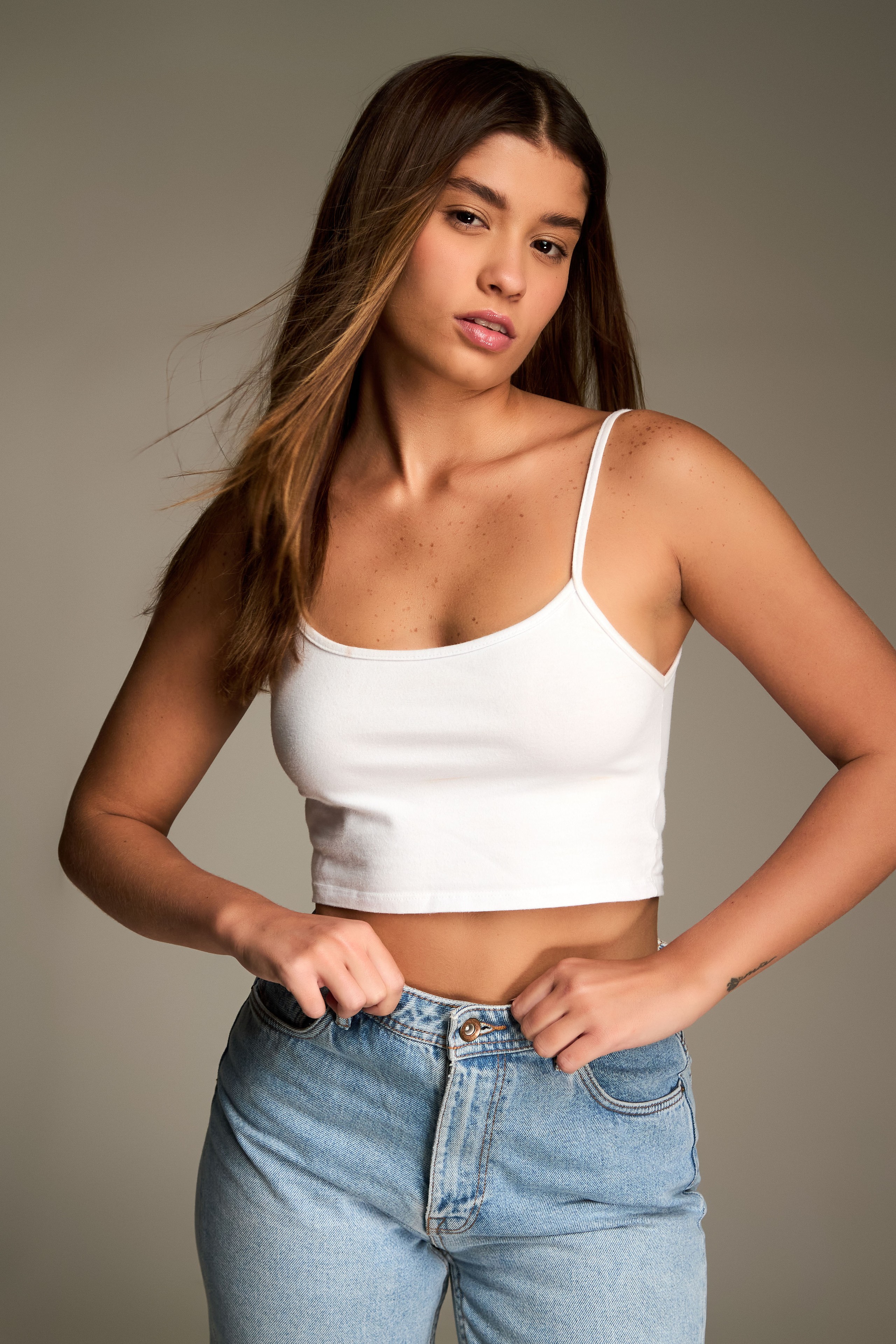 ANA JÚLIA BARCELLOS